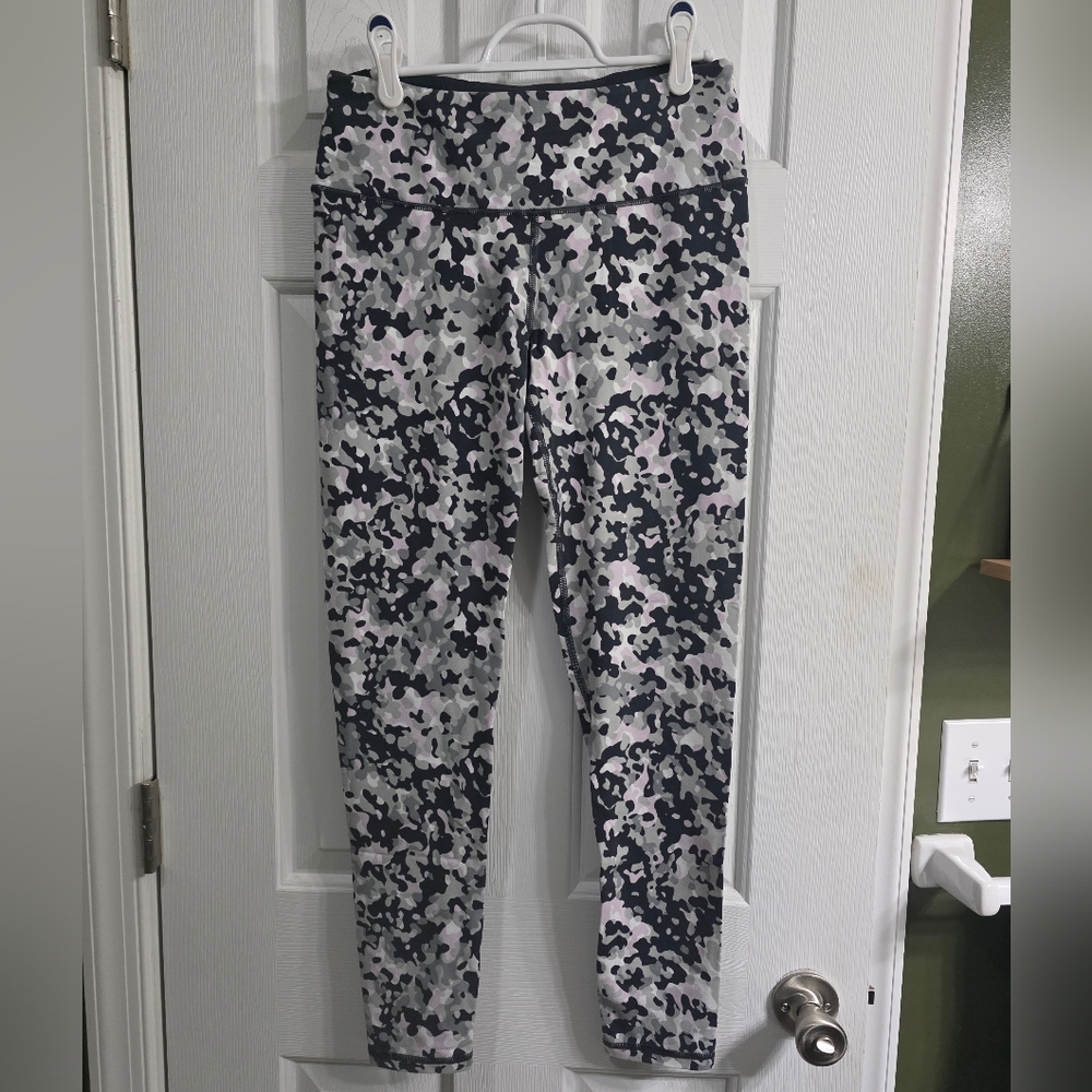 Victoria Sport Camo Knockout Leggings